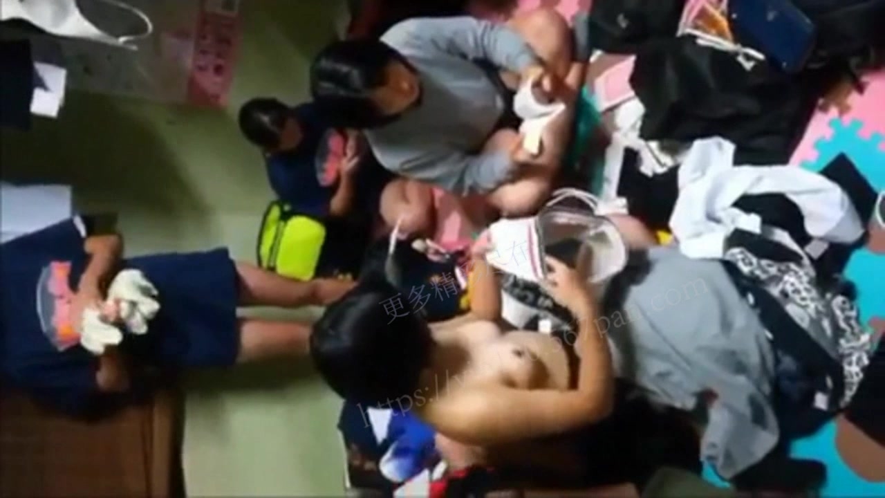 暗访传销内部,十几个男女同住一间屋子,女生直接换胸罩,还喊口号,如果一年赚不到一千万,我就脱光衣服去裸跑