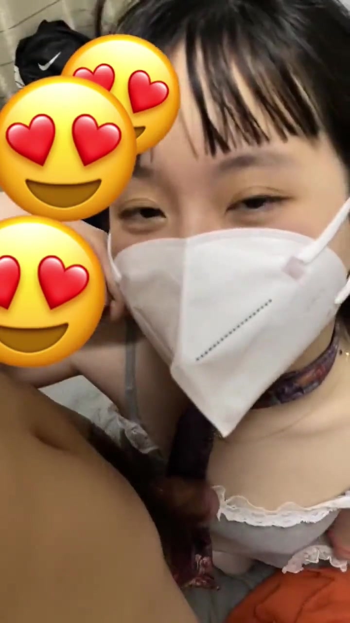 在家操美眉 我想让你操我 爸爸可以进来吗 把我哄开心就进来 想要我怎么哄你 能把女友调教的这么乖真好