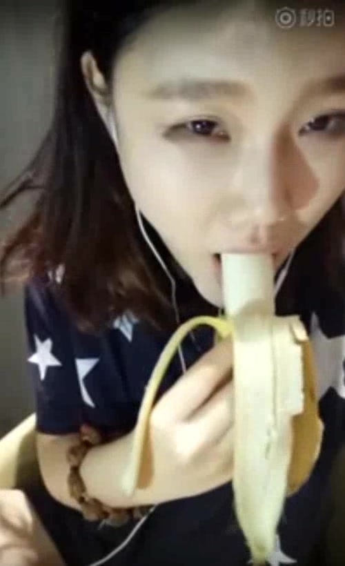 又含又舔！正妹直播「香蕉绝技」网友石更：忙找纸巾
