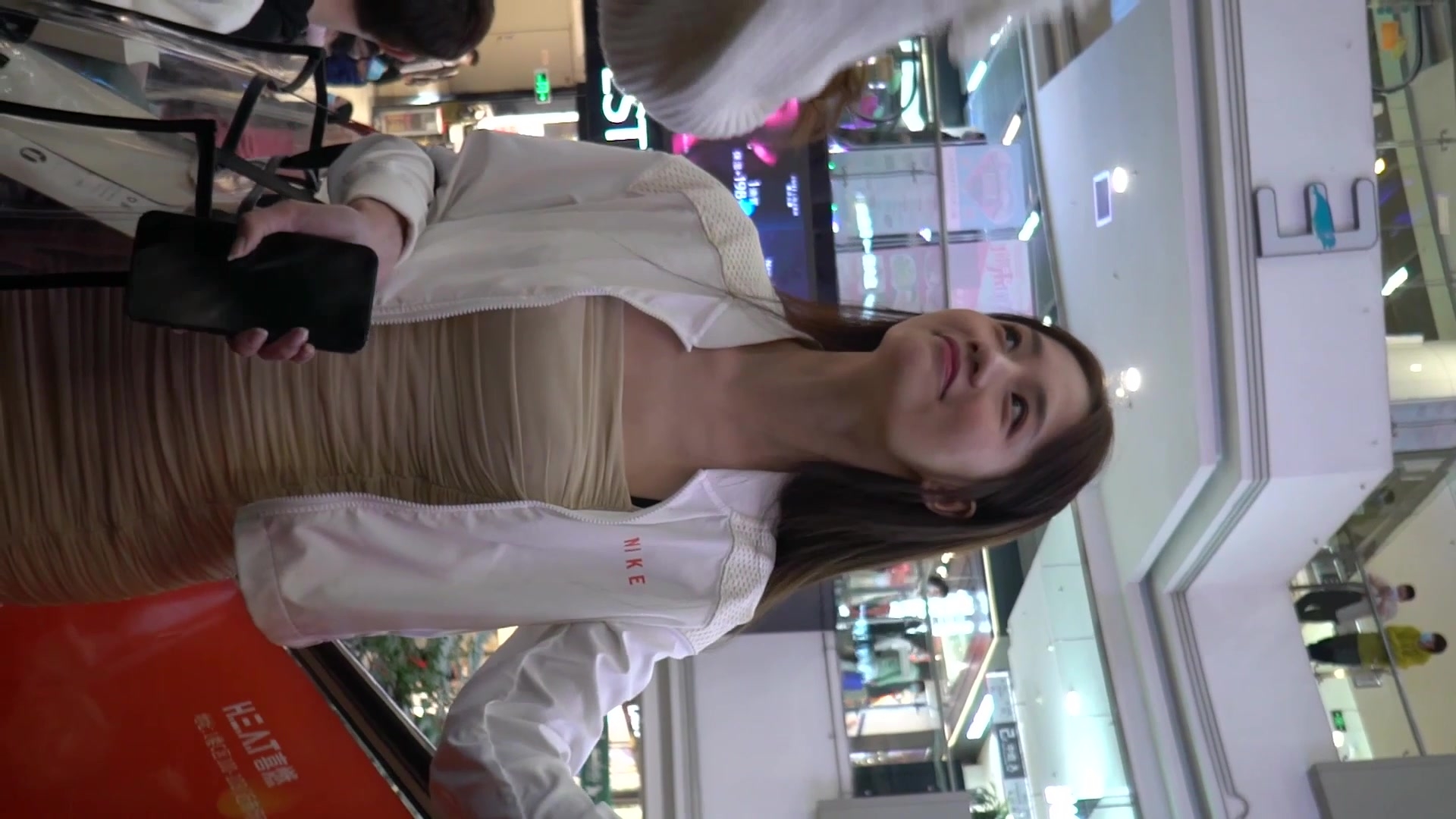 黄色包臀裙长腿美女！黑色蕾丝内！