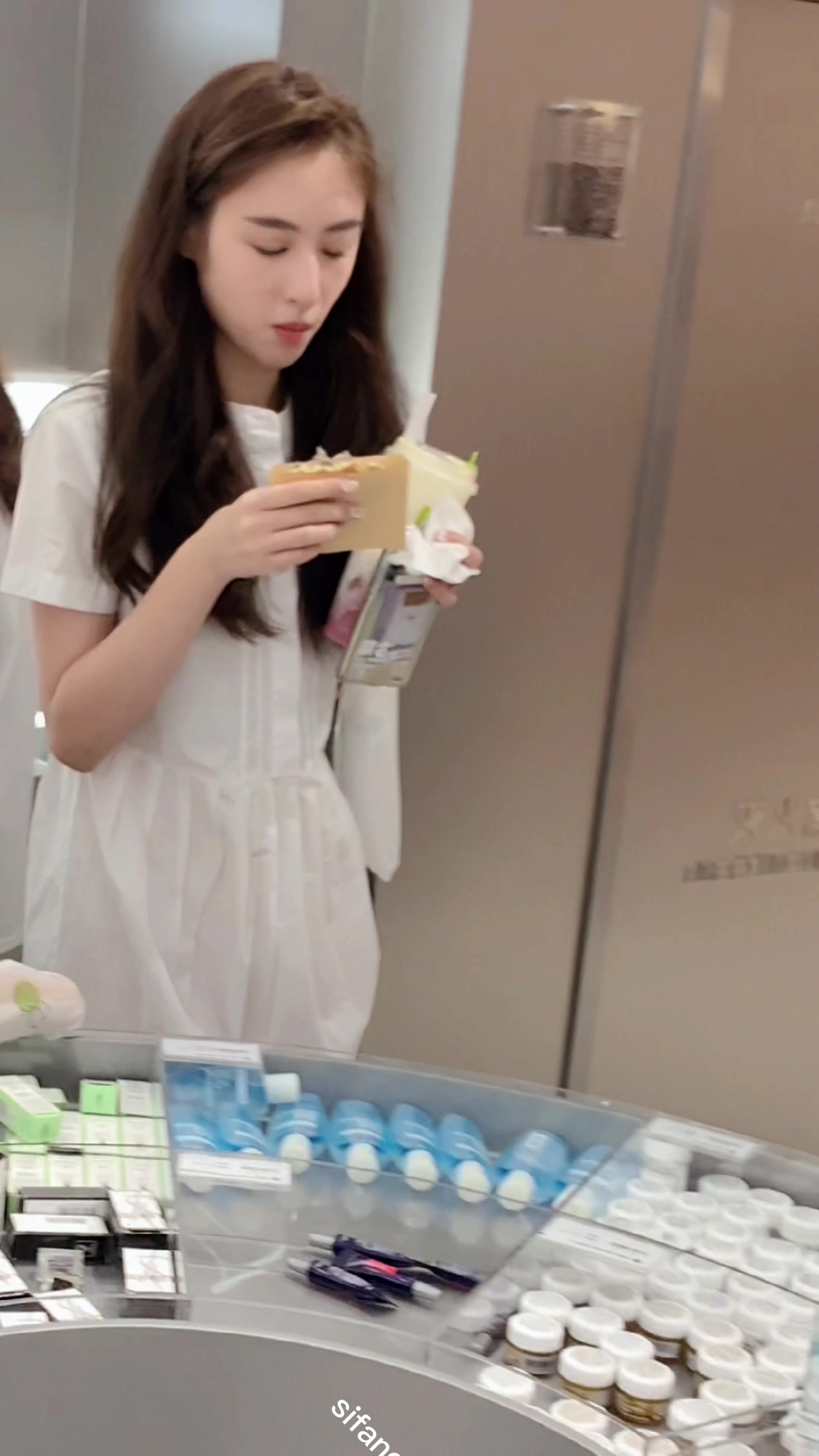 美妆店闲逛的超级美少女！内衣都抄到