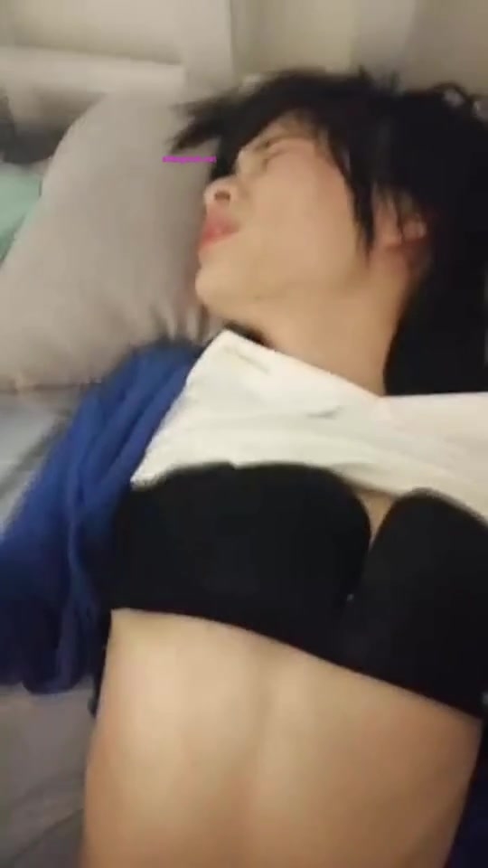 女友性感白嫩美女表妹失恋后来我家喝酒哭诉,趁女友不在她又喝醉偷偷扒掉内裤干她,没插几下醒了拼命反抗.国语!