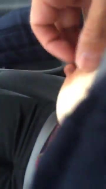 女司机的技术也OK呀 开着车被玩奶头，这般浪叫呻吟下面要出淫水啦，真骚啊 边开车边被情人玩弄！