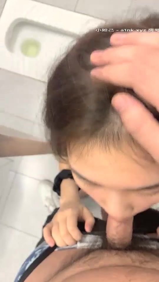 坐标杭州，除夕夜街头【小花妹妹今晚播】万家灯火看春晚之际，高颜值女神跟男友出门，公共厕所里激情啪啪，美乳翘臀紧张刺激