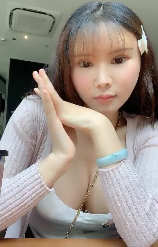 完美身材巨乳漂亮妹子户外秀 去厕所脱衣服漏奶漏逼尿尿揉奶子 很是诱惑喜欢不要错过