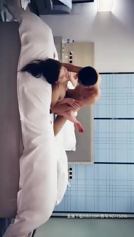 9总全国探花牛仔裤骚气妹子，穿上红色透视装网袜口交互舔，猛操上位骑乘呻吟娇喘诱人