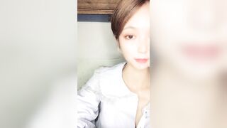 10.23清纯美少女，宿舍自慰，手指掰穴角度很多，撅起屁股双洞可见，像是开发过了一样