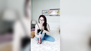 【极品瑜伽教练】3小时半的精彩黄播身材完美，肤白貌美，牛仔裤，情趣挑逗，这种骚货谁能扛得住，连干两炮