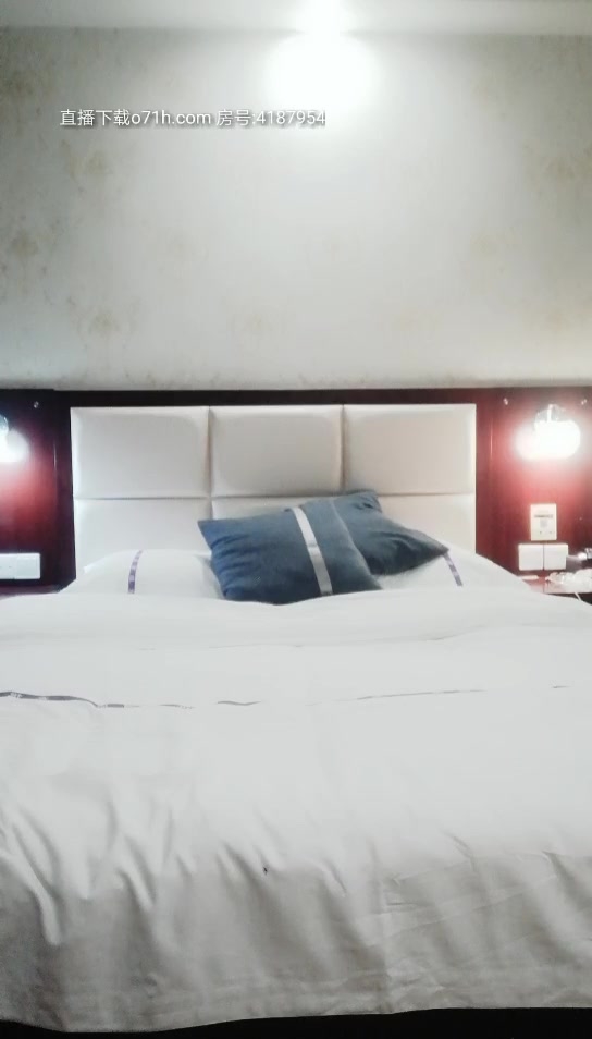 【唐伯虎爱上零零后】专约少妇，连续挑选两个，温柔长腿御姐，皮肤白皙嫩滑狂插