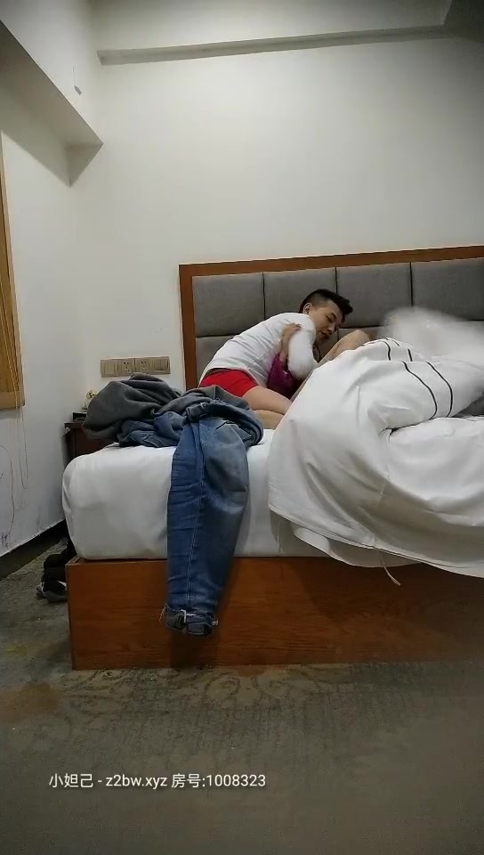 【探花路边】小伙约操美熟女，大白臀骚穴水多用力狂插