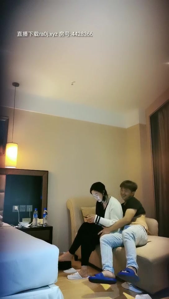 【户外站街女韦小宝】年轻小伙爱少妇，开个酒店包夜连干三次，精疲力尽上楼都要喘，对着逼撸硬也要继续战斗，对白真实搞笑