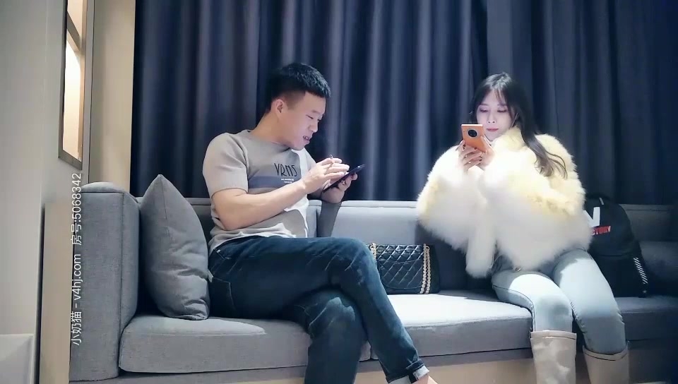 一字马超高颜值的牛仔裤小姐姐，虽然脸上微整过，但确实整得很好很清纯