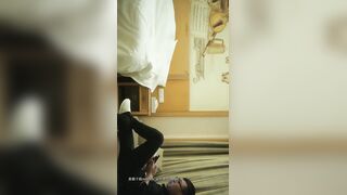 【黄先生探花】眼镜男约个苗条少妇TP啪啪，穿黑丝撕开后入骑乘猛操撞击，先搞在做服务舔菊口交