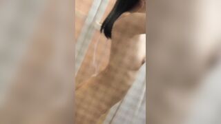 冒死趴窗户TP邻居美眉洗香香 美眉的奶子真的粉 下面刚刚长出绒毛好诱惑