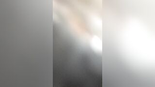 冒死趴窗户TP邻居美眉洗香香 美眉的奶子真的粉 下面刚刚长出绒毛好诱惑