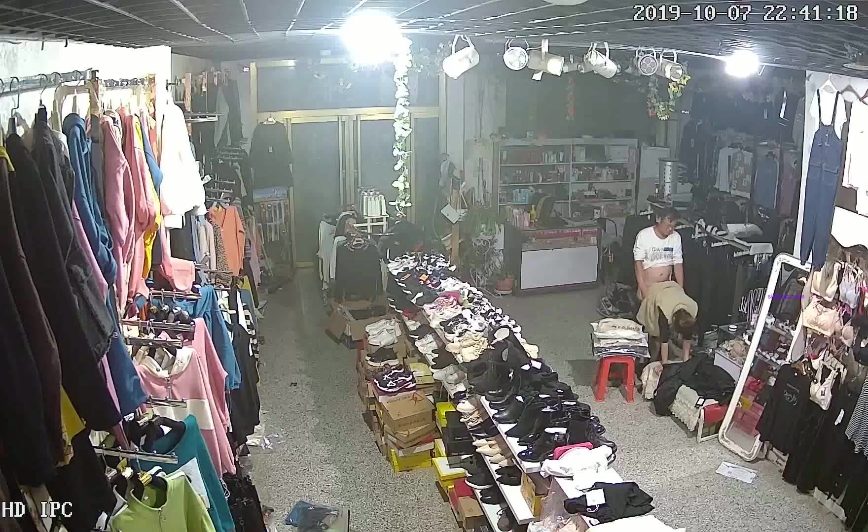十月新破解商场监控偷拍店铺打烊后老板和收银员在凳子上偷情啪啪看表情搞得骚货很爽
