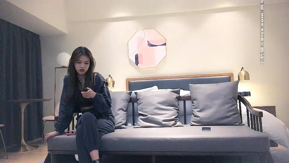 【午夜寻花】约了个美乳苗条大长腿妹子啪啪，舌吻摸奶口交近距离拍摄侧入猛操