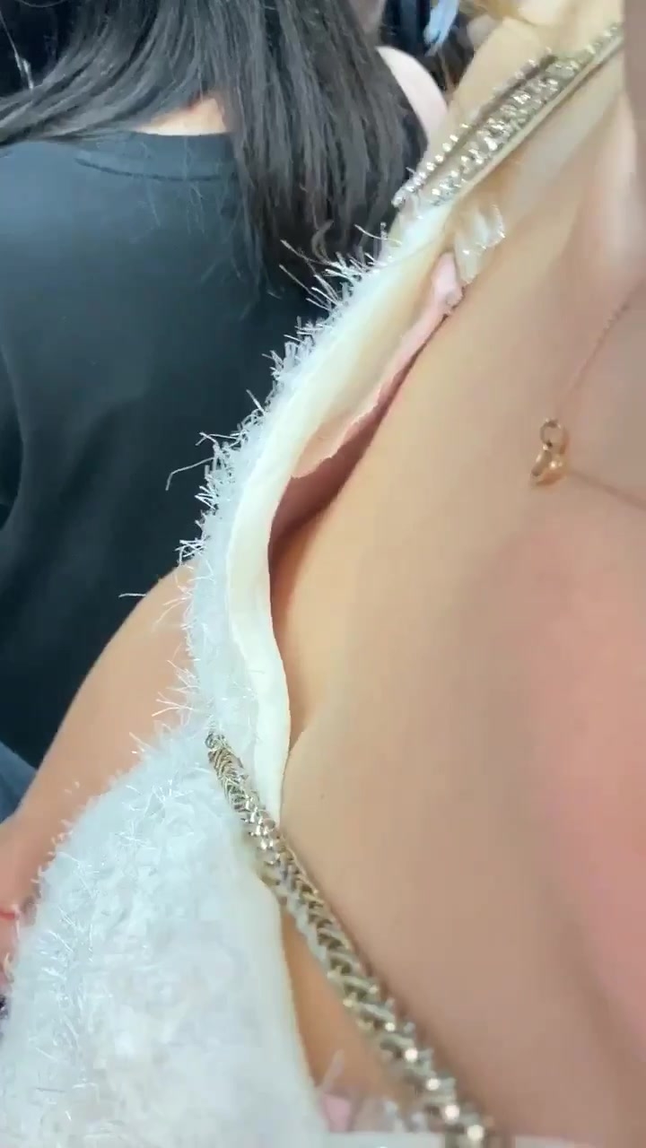 地铁上看到一小胸妹子穿低龄吊带,拍了半天才拍到她胸前的一颗小米粒