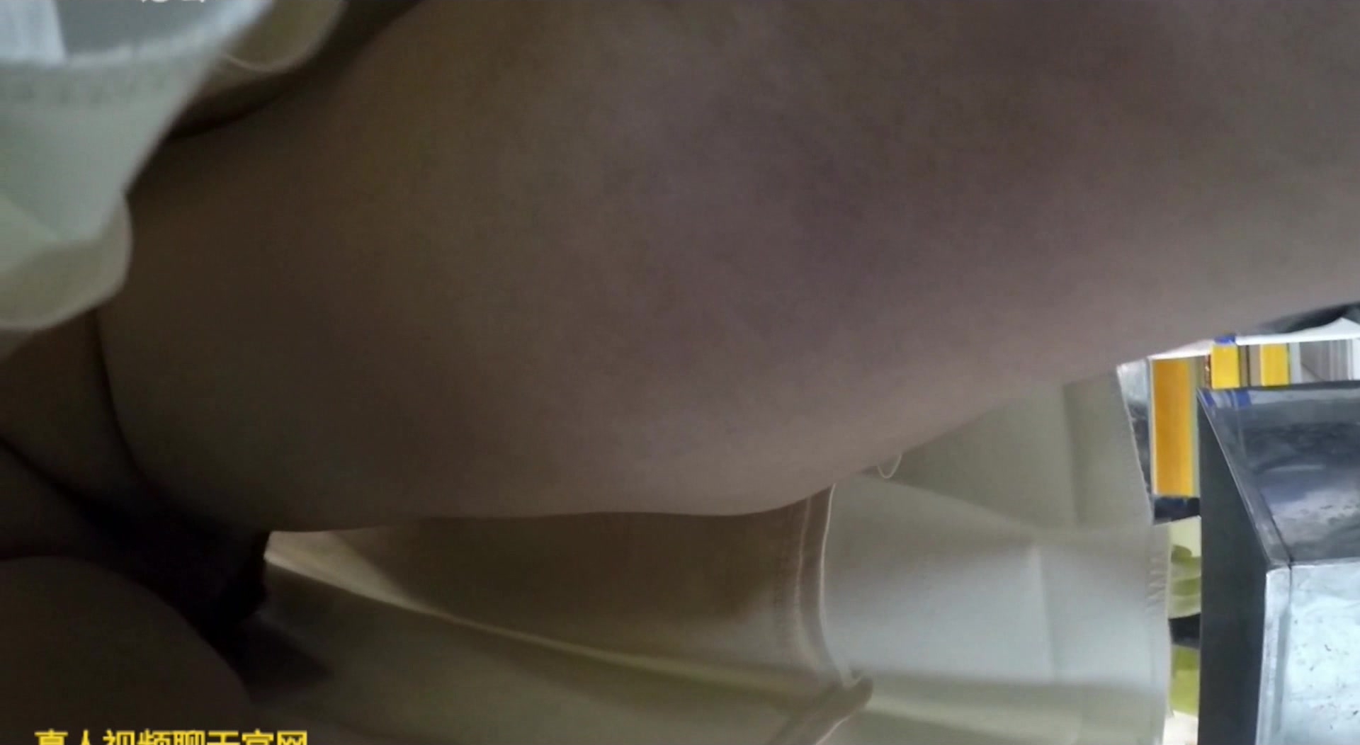 大型超市抄底没穿内裤的眼镜妹