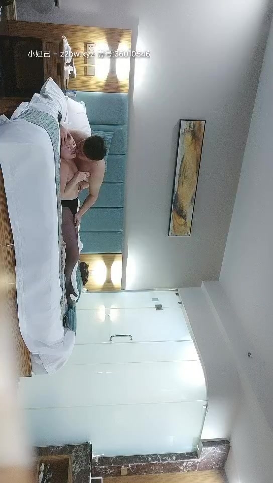 【探花山鸡】大过年的，一对野鸳鸯酒店偷情进门舌吻相拥聊天，小少妇黑丝穿上，温柔配合又饥渴，娇喘不断到高潮