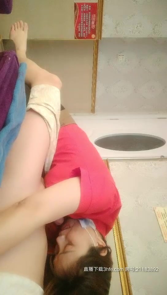小哥会所寻花玩了个按摩技师，不正规的按摩服务骚货重点照顾大鸡巴，小哥手也不闲着摸骚奶子，口交撸管射精