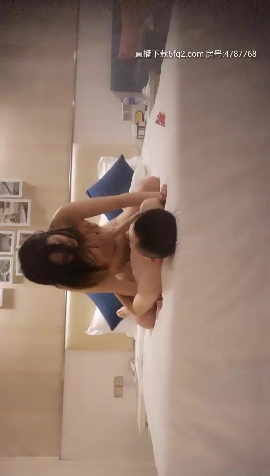 小瑜寻欢记约了个丰满身材坦克妹子，按头插嘴上位骑坐抽插翘屁股后入，呻吟娇喘非常诱人