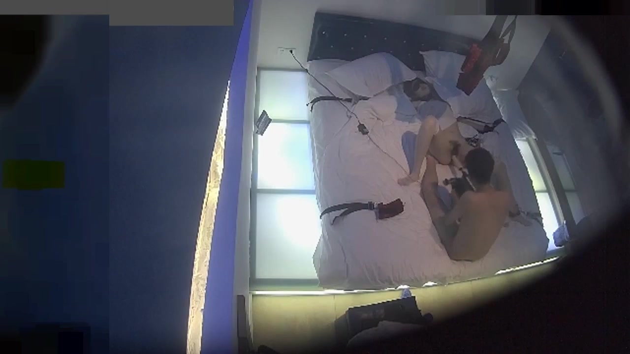 情趣酒店超会玩的激情小情侣轻SM造爱白丝美腿大波妹绑在床上69鞭打炮机各种玩穴最后吊起来猛干太刺激了