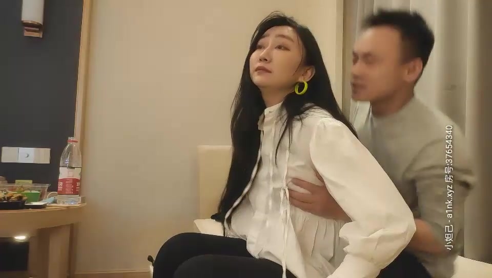 步宾探花深夜场约了个黑帽大耳环长腿妹子啪啪，舔弄摸奶调情特写口交后入抽插猛操