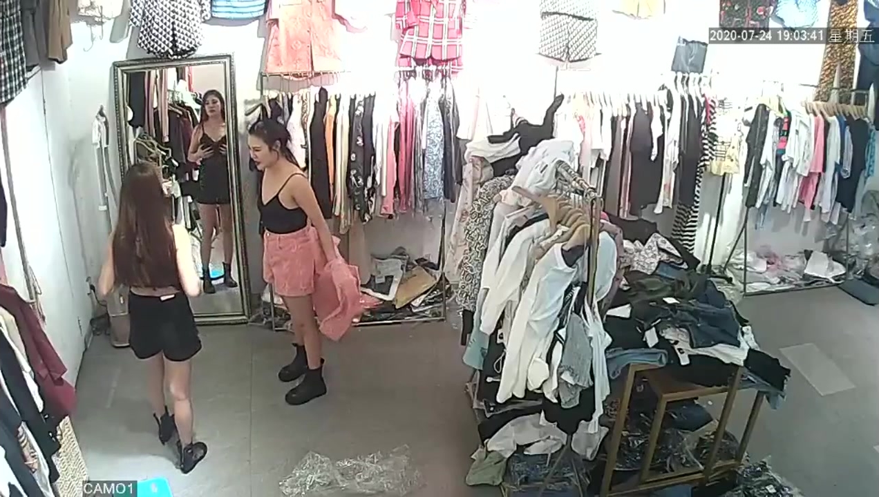 监控盗摄国产试衣间两姐妹一起试内衣