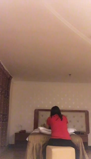 某会所技师暗拍给顾客服务来挣钱，嫖娼需谨慎啊，来看看会所骚熟女的服务，全身漫游胸推大奶子应该很爽续