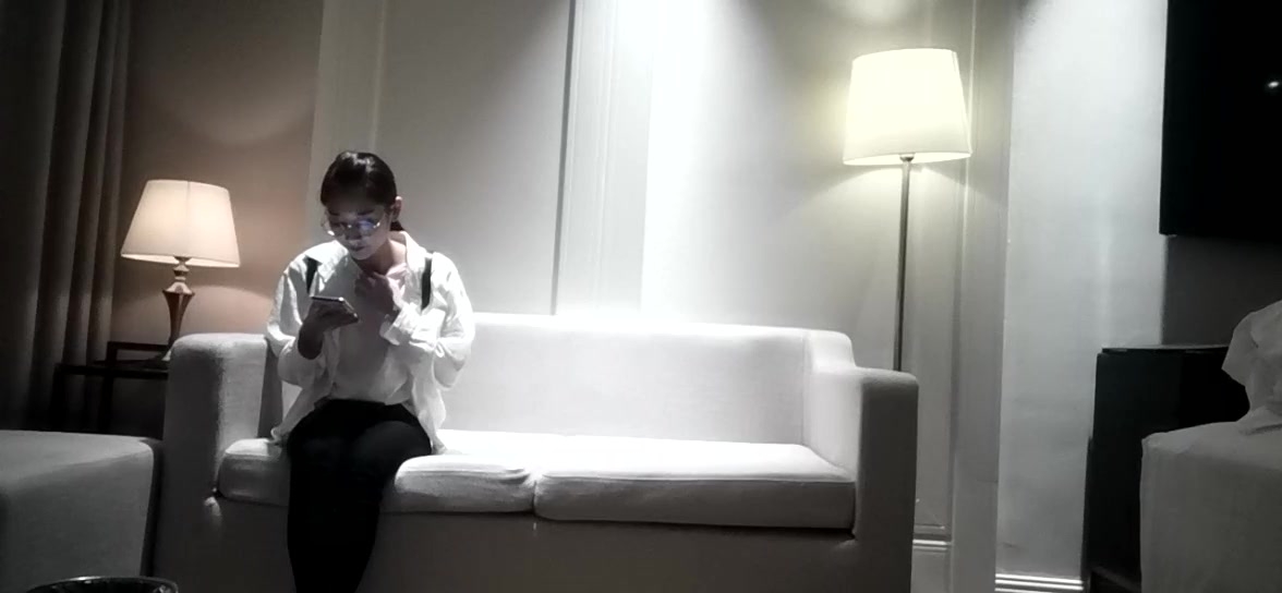 【油哥探花】酒店约炮样子斯文的眼镜女大学生站着沙发上各种姿势草