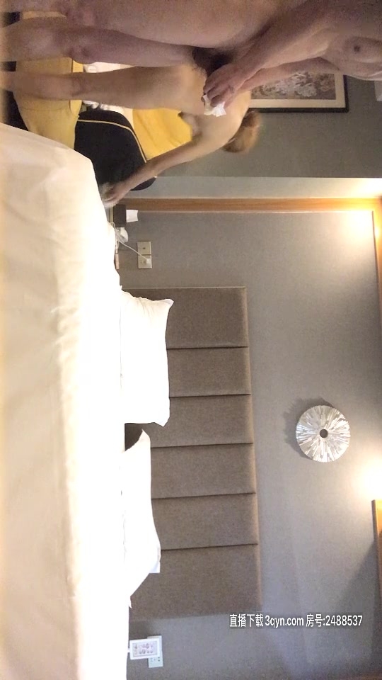 【三少午夜寻花】系约炮首操约炮冷傲兼职妹 没想到竟是初中同学 尴尬过后就是啪啪抽插猛操