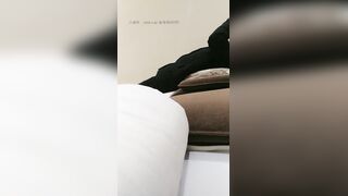 新手小野猫过完年后出来泄泄火足浴按摩店被大波姐姐摸两下就硬的不行了少妇的功夫厉害毒龙油撸鸡巴属实牛逼看着比打炮都爽