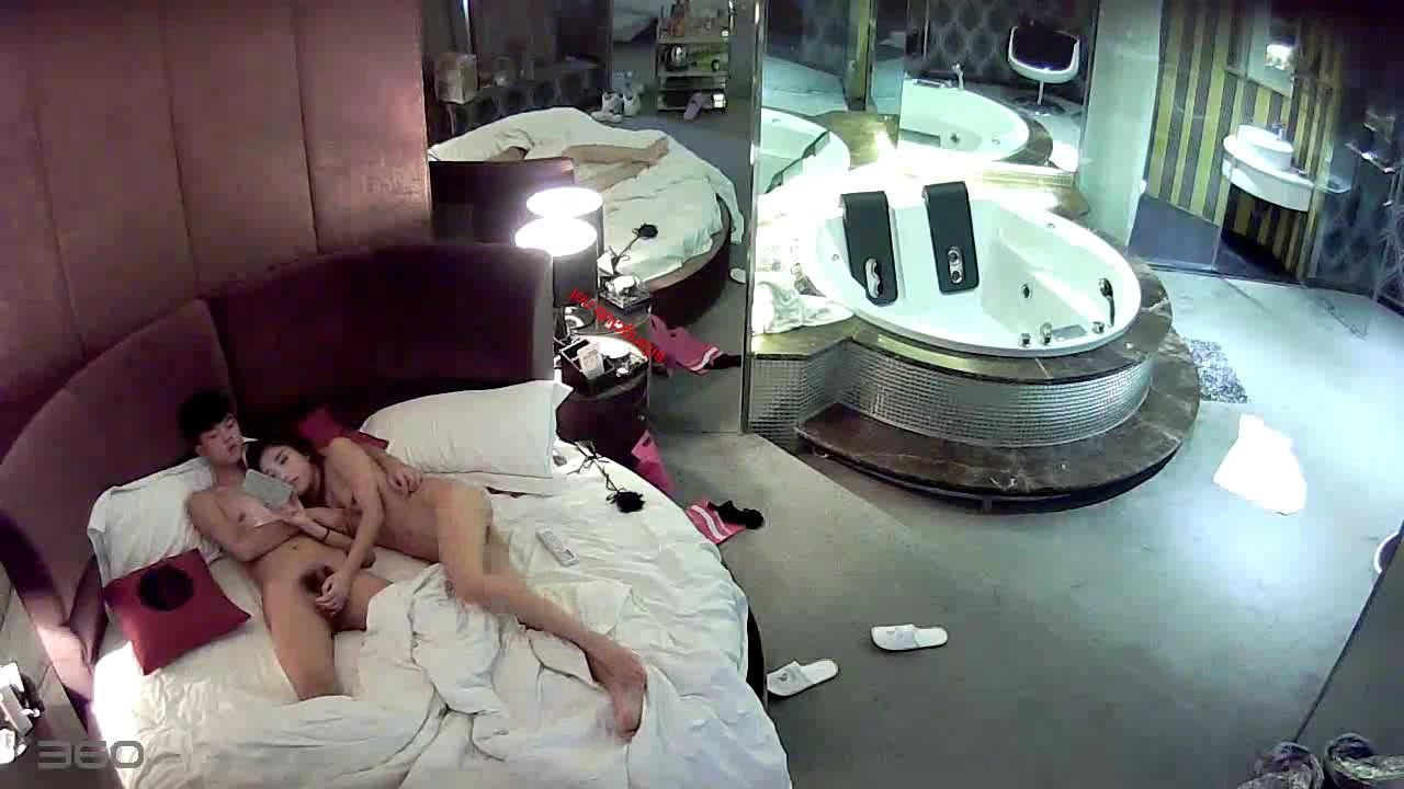 校花级性感大学美女被男友约到酒店后被迫穿上性感情趣服啪啪,床上干完,在浴缸里又口爆,再到床上干,搞了3次!