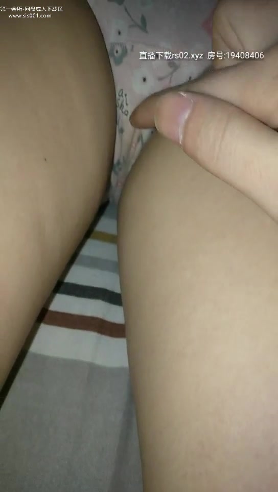 淫妻癖老公半夜趁老婆睡熟，偷偷扒开内裤近距离特写鲍鱼，粉嫩穴肉清晰可见，还要拿剪刀修剪阴毛，真实刺激