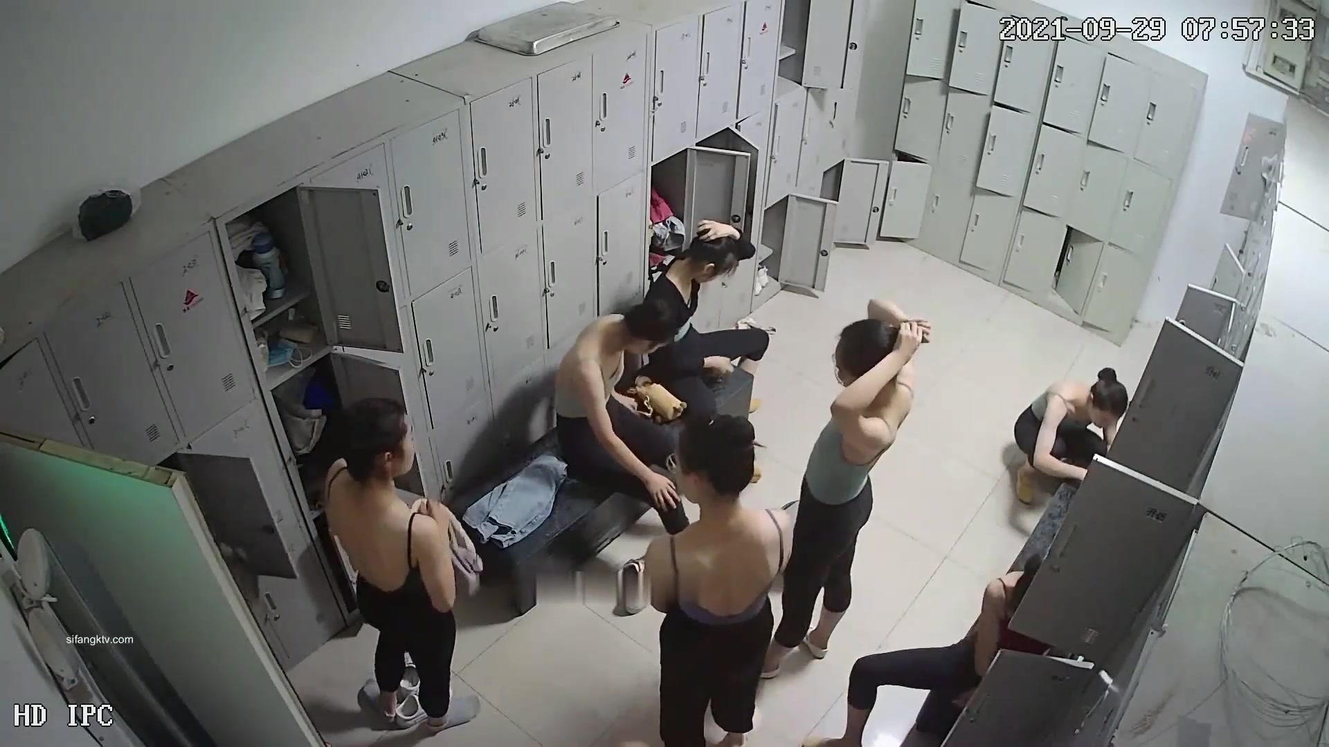 黑客破解摄像头偷拍舞蹈生更衣室之性感舞蹈服,一天到晚都在换衣服，脱下后就太刺激了