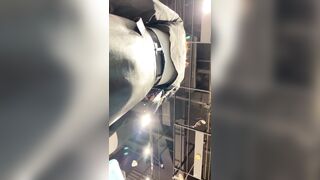 【年度精品跨年甄藏】黑丝皮裙小姐姐和闺蜜逛街 惊现粉色蕾丝内内 极品黑丝YYDS 适合双飞的黑丝姐妹花