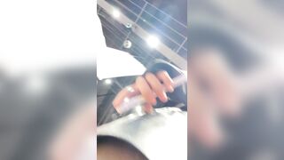 【年度精品跨年甄藏】黑丝皮裙小姐姐和闺蜜逛街 惊现粉色蕾丝内内 极品黑丝YYDS 适合双飞的黑丝姐妹花