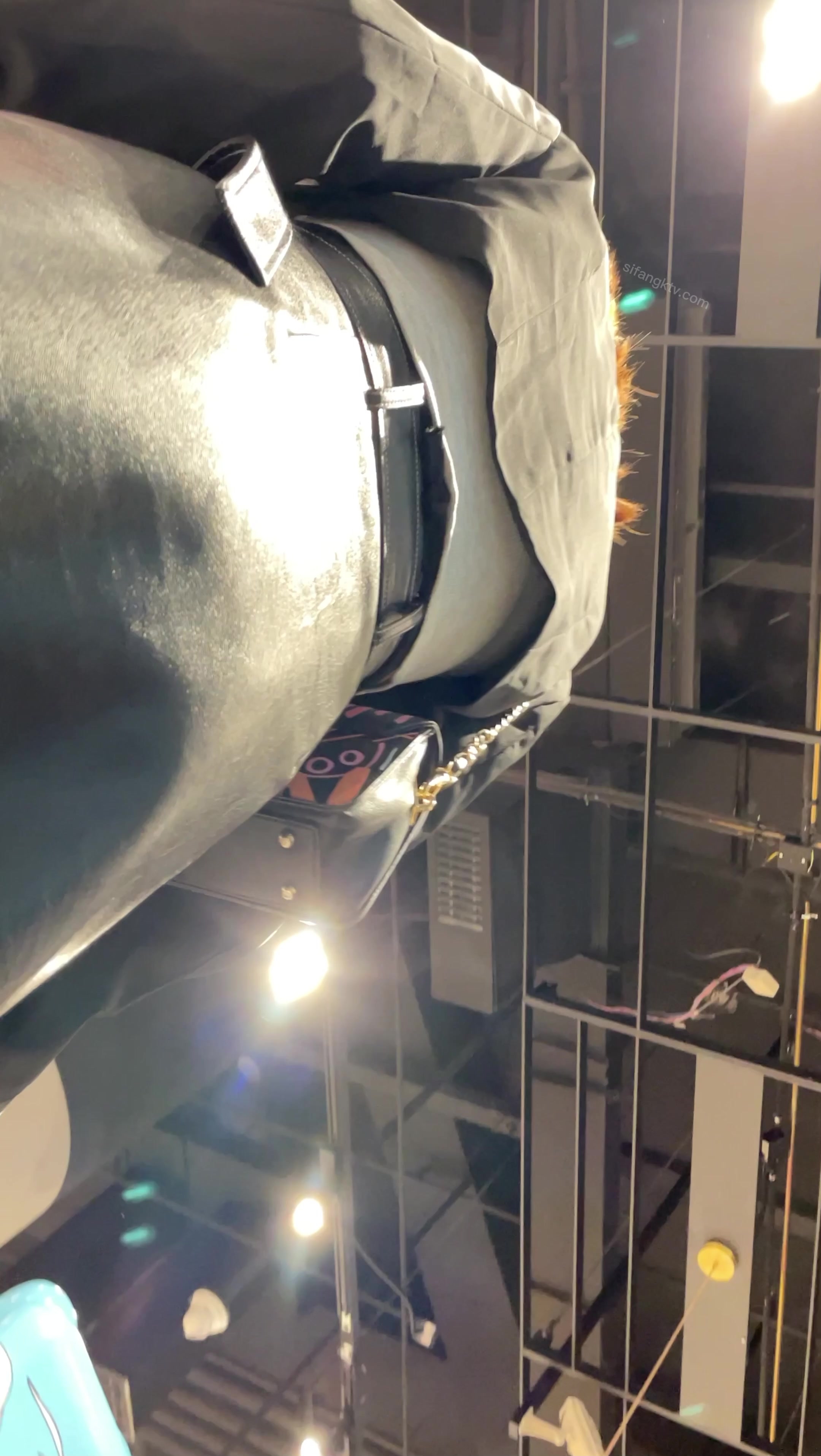 【年度精品跨年甄藏】黑丝皮裙小姐姐和闺蜜逛街 惊现粉色蕾丝内内 极品黑丝YYDS 适合双飞的黑丝姐妹花
