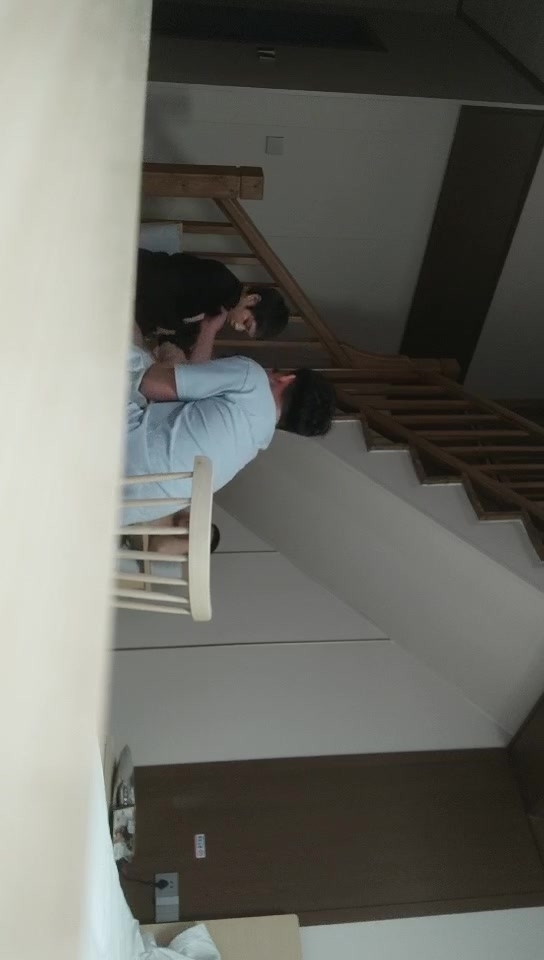 【换妻探花】良家夫妻约单男老公拿手机旁边拍摄，前后暴插骚娘们，精彩推荐