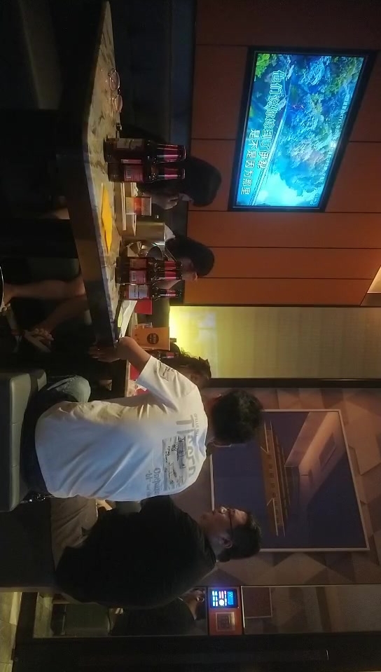 【换妻极品探花】KTV激情不眠夜，三男三女唱歌玩成人游戏，一人一个沙发上骑乘后入