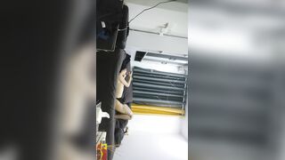 【麻辣王子】这九块腹肌怪不得小嫩妹这么喜欢，第二炮更持久，累瘫在床，玩着手机再也不想起来了。。。