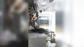 【麻辣王子】这九块腹肌怪不得小嫩妹这么喜欢，第二炮更持久，累瘫在床，玩着手机再也不想起来了。。。