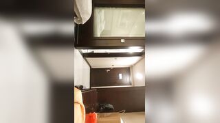 【换妻极品探花】交换路程多坎坷酒店约了一队夫妻，胸大脱光来一发，女主裸体畅谈心得