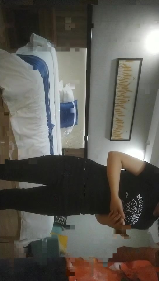 【换妻极品探花】新人约小夫妻4P，交换互操直接开始，张开双腿正入，翘起屁股猛顶