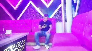 歌厅探花陈先生KTV唱歌啪啪，牛仔短裤龅牙妹子，手伸进衣服摸摸奶子，撩起衣服吸奶舔逼沙发上猛操