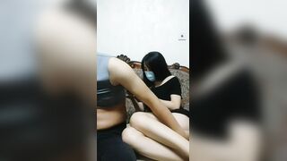 【清纯少妇】30岁良家小夫妻的性爱日常，客厅啪啪，近距离看鸡巴插入黑森林，白嫩翘臀不断迎合，无套内射