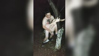 【技校小妹】神似张子枫，19岁小萝莉，两个大叔带到野外，撒尿，口交，啪啪，蚊子超多，咬的三人满腿包一直挠