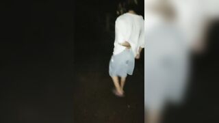 【技校小妹】神似张子枫，19岁小萝莉，两个大叔带到野外，撒尿，口交，啪啪，蚊子超多，咬的三人满腿包一直挠