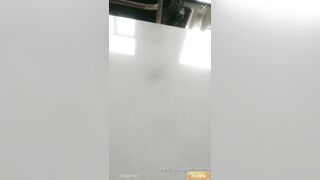 【私立学校的女教师】真实老师学校图书馆露出，书架旁揉奶甚至伸手进逼里自慰，还和同事聊天，骚死啦！ (2)